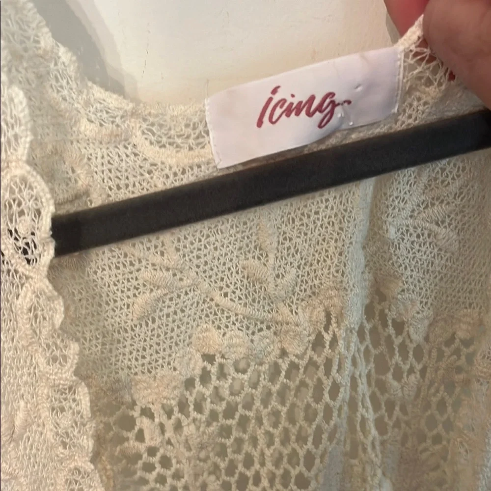 Icing Cream Lace Sleeveless Top - Picture 2 of 5